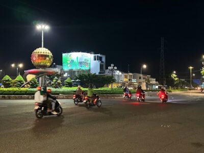 bang-quang-cao-ngoai-troi-tai-vong-xoay-trung-luong-tien-giang (1)