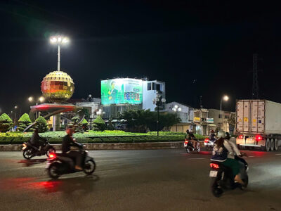 bang-quang-cao-ngoai-troi-tai-vong-xoay-trung-luong-tien-giang-(1)