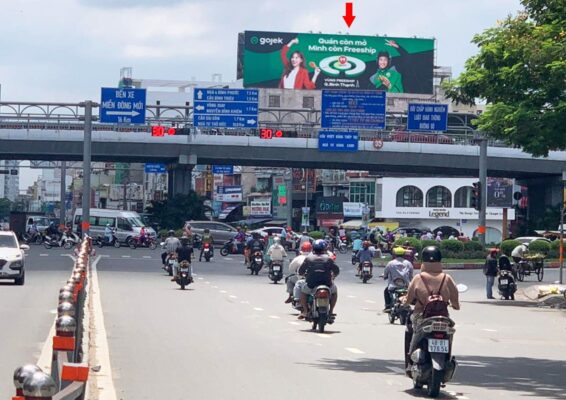 Billboard quảng cáo ngoài trời tại Ngã tư Hàng Xanh