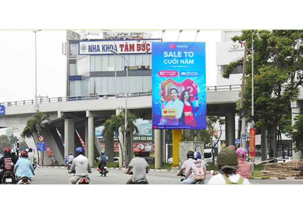 Bảng quảng cáo tại cầu Sài Gòn