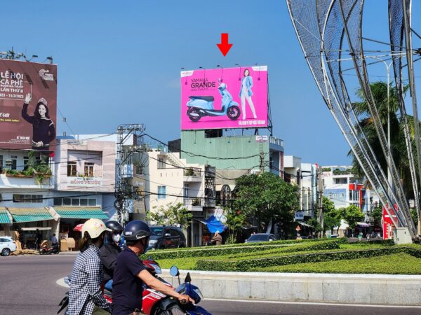 Billboard quảng cáo ngoài trời tại vòng xoay Nguyễn Tát Thành, Qui Nhơn