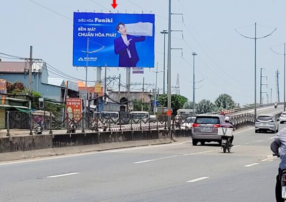 Bảng quảng cáo tại Cầu vượt Nguyễn Văn Linh