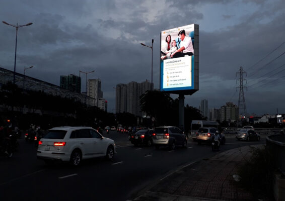 Quảng cáo ngoài trời màn hình LED tại cầu Sài Gòn
