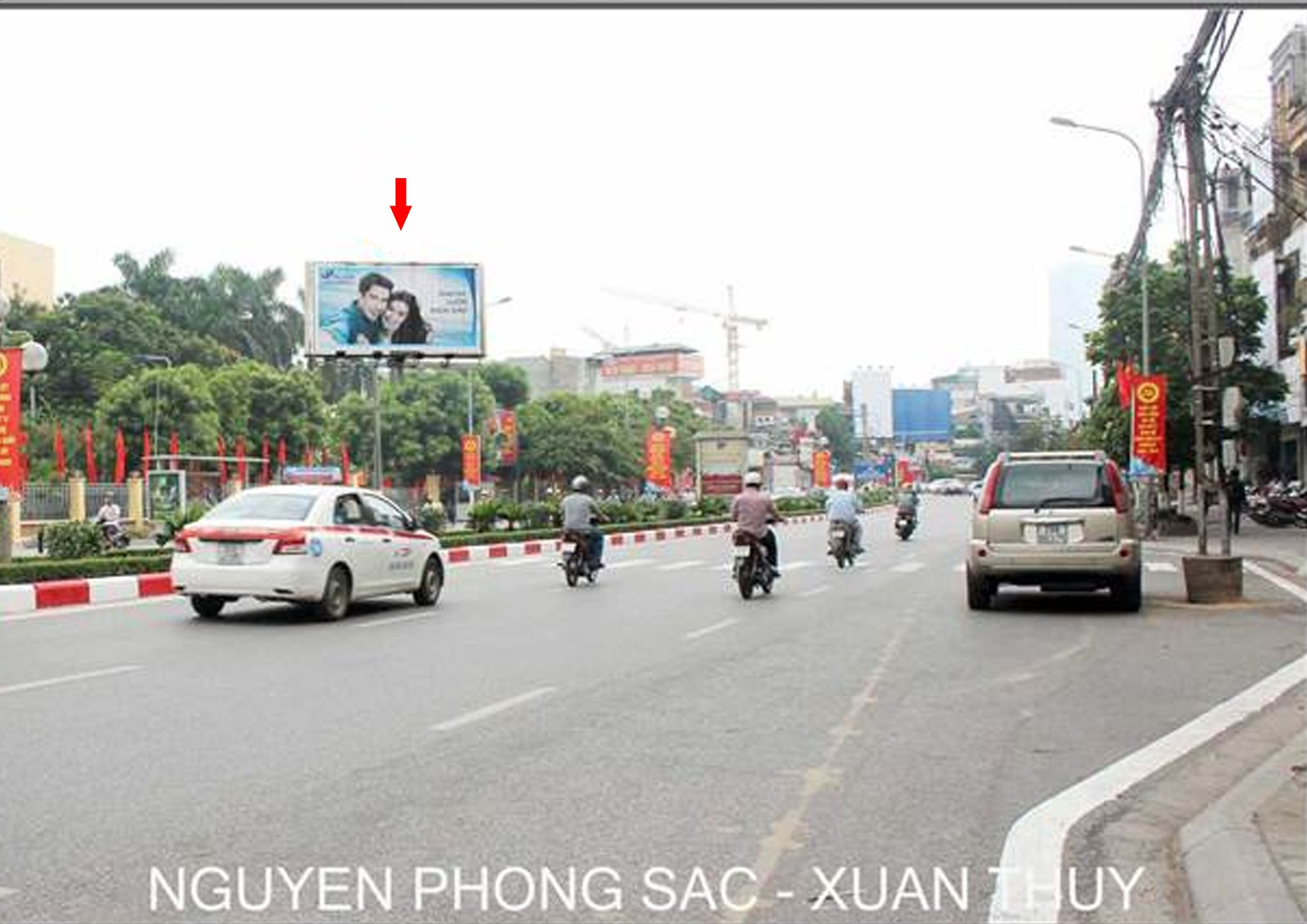 Trụ pano quảng cáo tại Nút giao thông Xuân Thuỷ – Nguyễn Phong Sắc