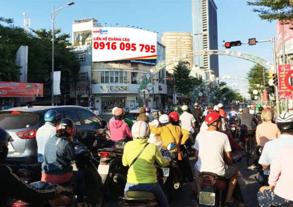Bảng quảng cáo tại Ngã tư Lê Duẫn – Nguyễn Chí Thanh