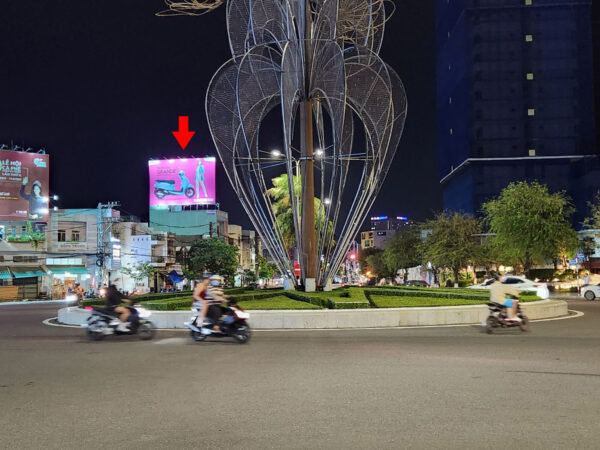 billboard quảng cáo tại Vòng xoay Nguyễn Tất Thành – Nguyễn Thái Học