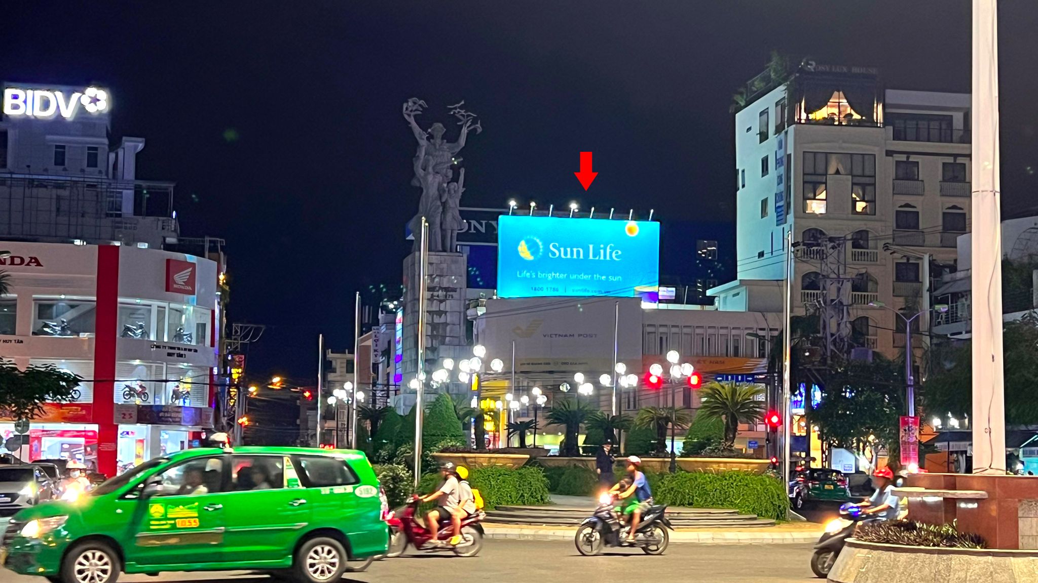 quang-cao-ngoai-troi-tai-vong-xoay-thong-tin-ban-dem