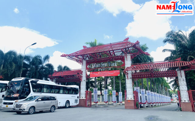 bang-quang-cao-ngoai-troi-tai-dam-sen