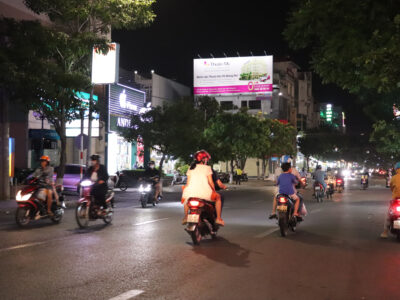 Bảng quảng cáo ngoài trời tại ngã ba Cách mạng tháng 8 - TP Biên Hòa