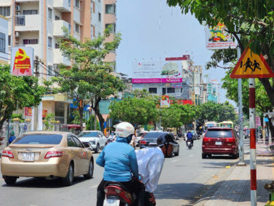 Bảng quảng cáo ngoài trời tại ngã ba Cách mạng tháng 8 - TP Biên Hòa