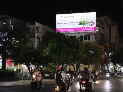 Bảng quảng cáo ngoài trời tại ngã ba Cách mạng tháng 8 - TP Biên Hòa
