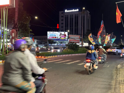 bang-quang-cao-ngoai-troi-tai-bung-binh-ding-tay