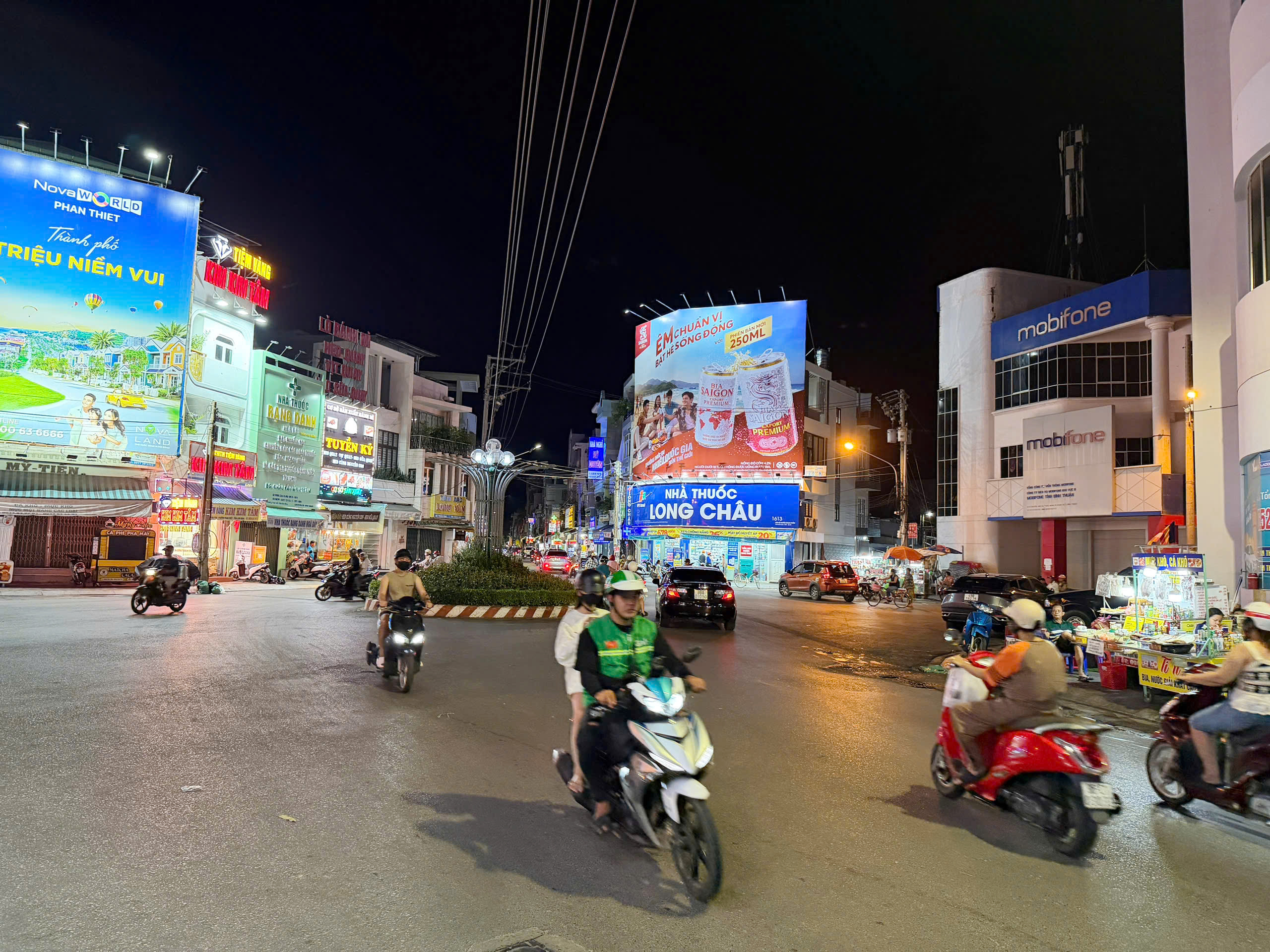bang-quang-cao-ngoai-troi-tai-vong-xoay-phan-thiet (3) bang-quang-cao-ngoai-troi-tai-vong-xoay-phan-thiet (3)